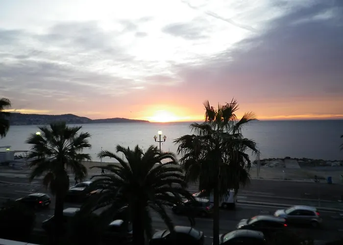 فندق Azur 2*