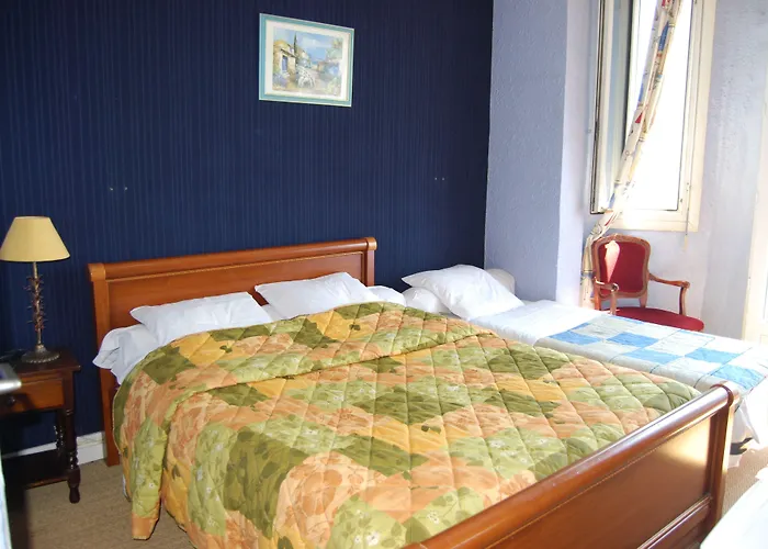 فندق Azur 2*