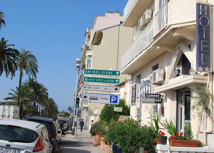 فندق Azur 2*